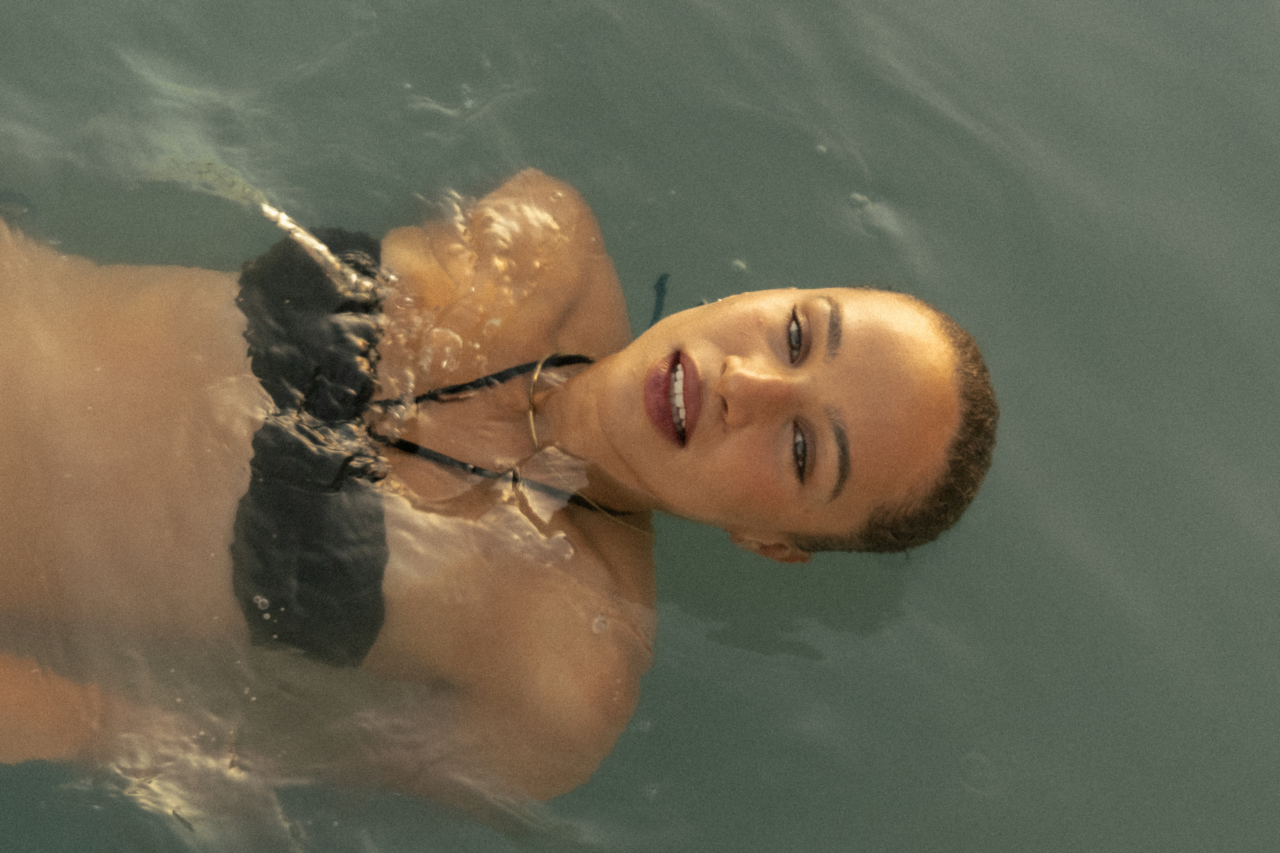 Beach lifestyle portrait — outdoor photography by Antonia Demmel