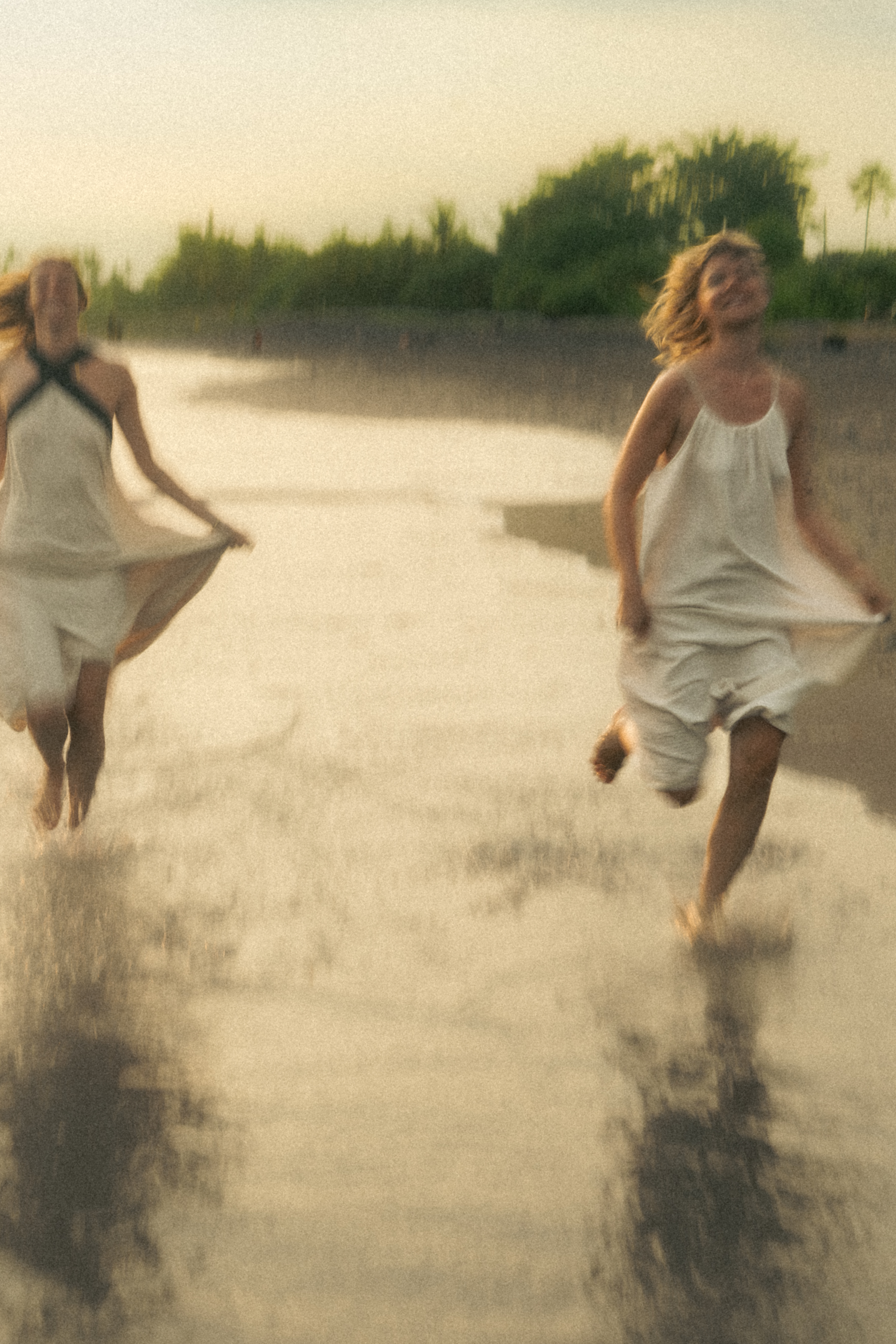Outdoor lifestyle portrait photography — natural light session